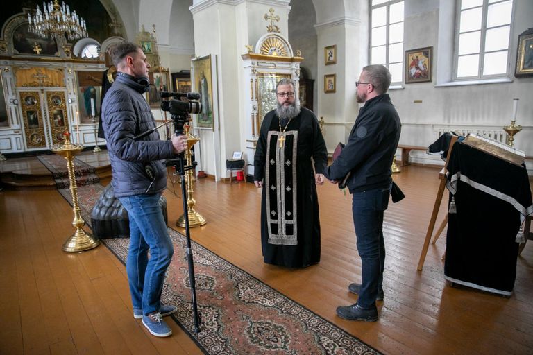 Rakvere Jumalaema Sündimise kirikus on üks ristikäigu peatusi: kõneleb preester Aleksandr Lebedev, filmib Jaanus Lekk ning taustajõuna on kaasas Tauno Toompuu.