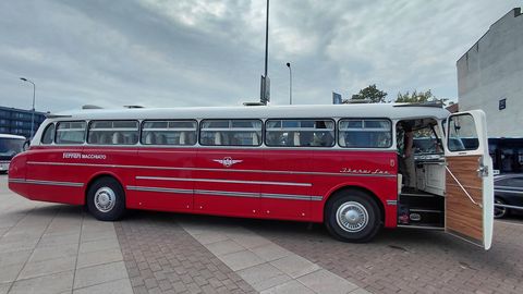 AJALUGU ⟩ Maanteede kuningad – esimestel Eestisse jõudnud Ikarus bussidel oli baar, kust sai osta nii õlut kui ka viina