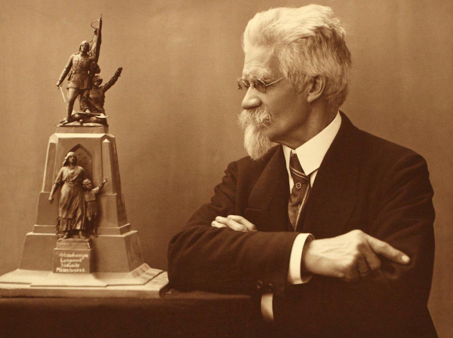 Skulptor Amandus Adamson Vabadussõja mälestussamba mudeliga, 1926.