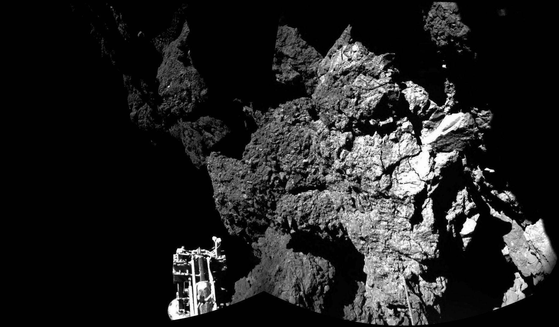 Панорамный снимок исследуемой кометы, составленный из сделанных Philae фотографий.