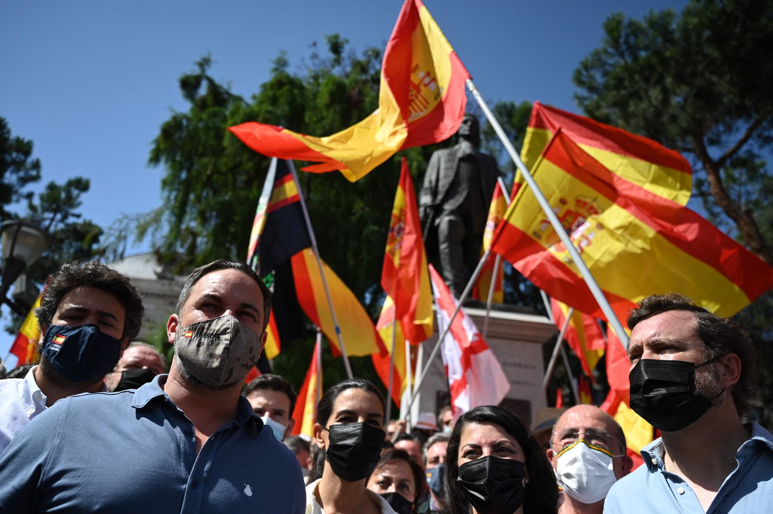 Voxi esimees Santiago Abascal (vasakult teine) koos parteiliikmetega mullu 13. juunil meeleavaldusel, kus kutsuti üles Hispaania valitsust mitte andma armu Kataloonia iseseisvuspüüdlust juhtinud isikutele.