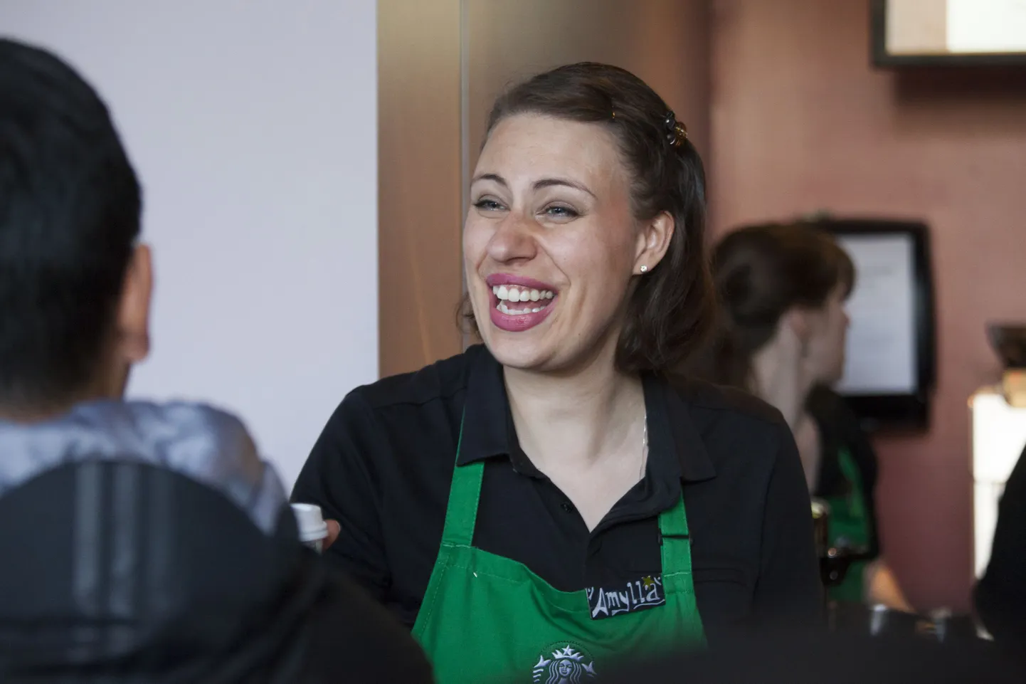 Starbucksi barista jooki serveerimas. Seattle, Washington.