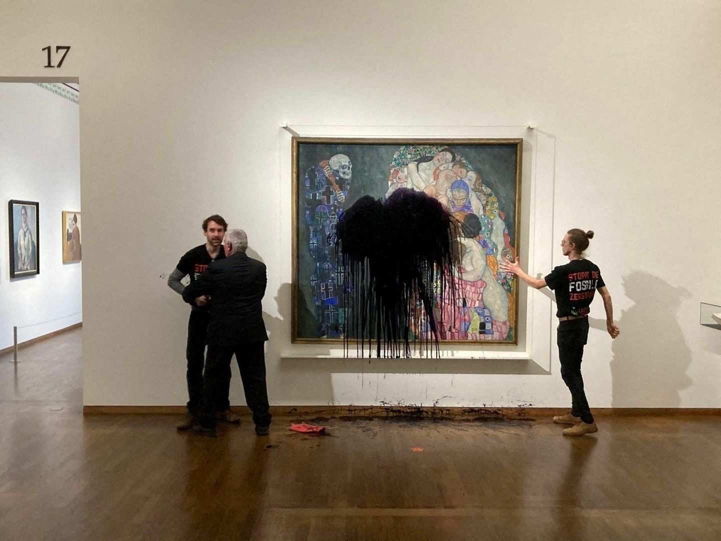 Aktivist ja Gustav Klimti maal «Surm ja elu» Viinis Leopoldi muuseumis 15. november 2022.