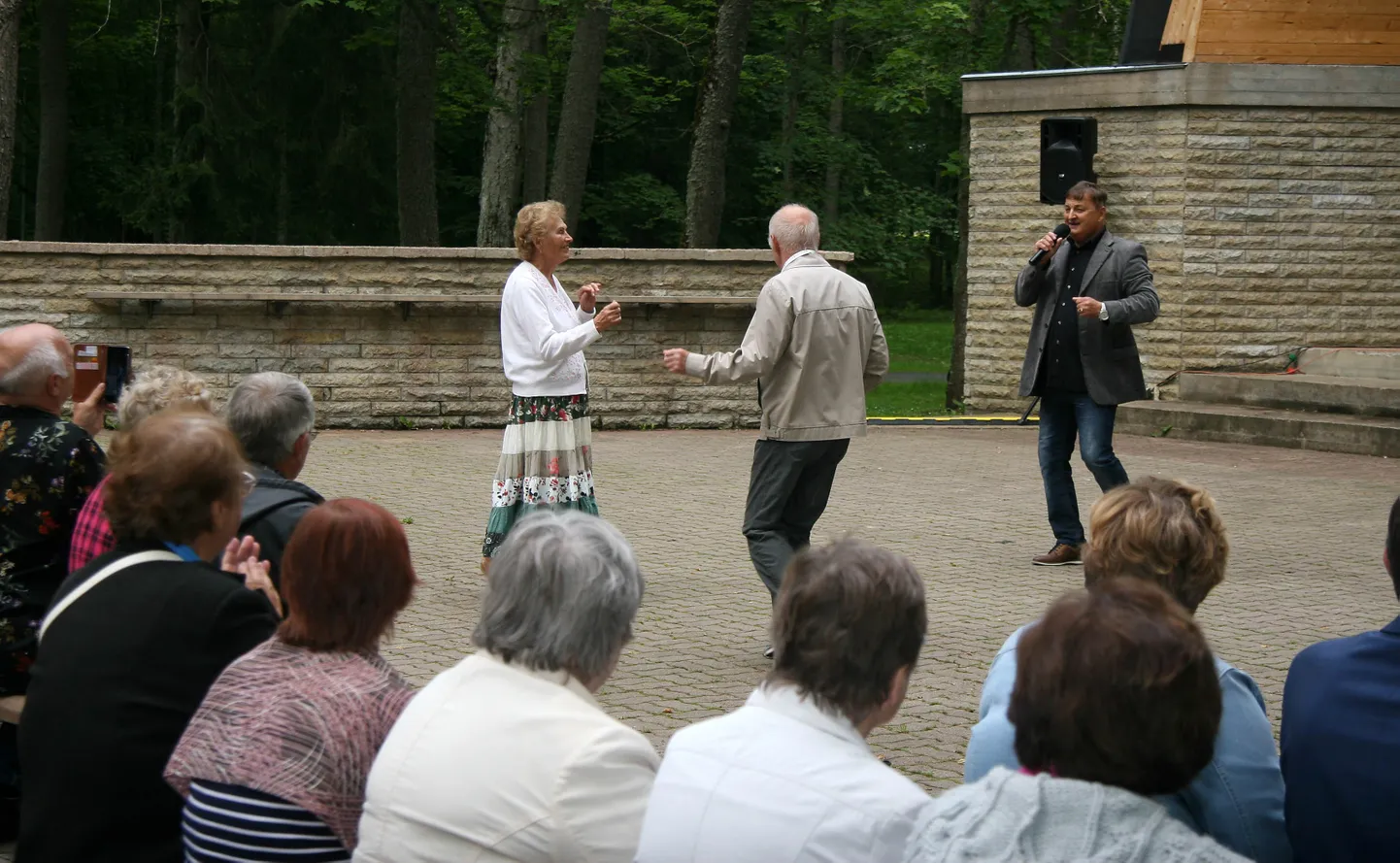 Suvemuusika sarja avakontserdil esineb kaevurist laulja Aleksander Lassikov, kelle hoogsad lood toovad ka kuulajad tantsu keerutama.