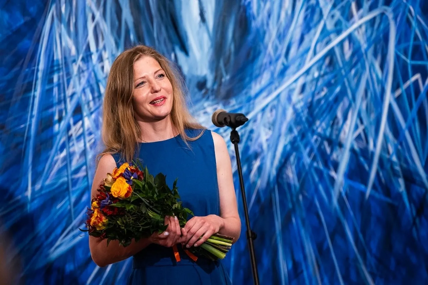 Gleznotāja Diāna Adamaite savu zīmējumu un gleznu izstādes "Pārcelties" atklāšanā koncertzālē "Lielais dzintars" 2023. gadā.