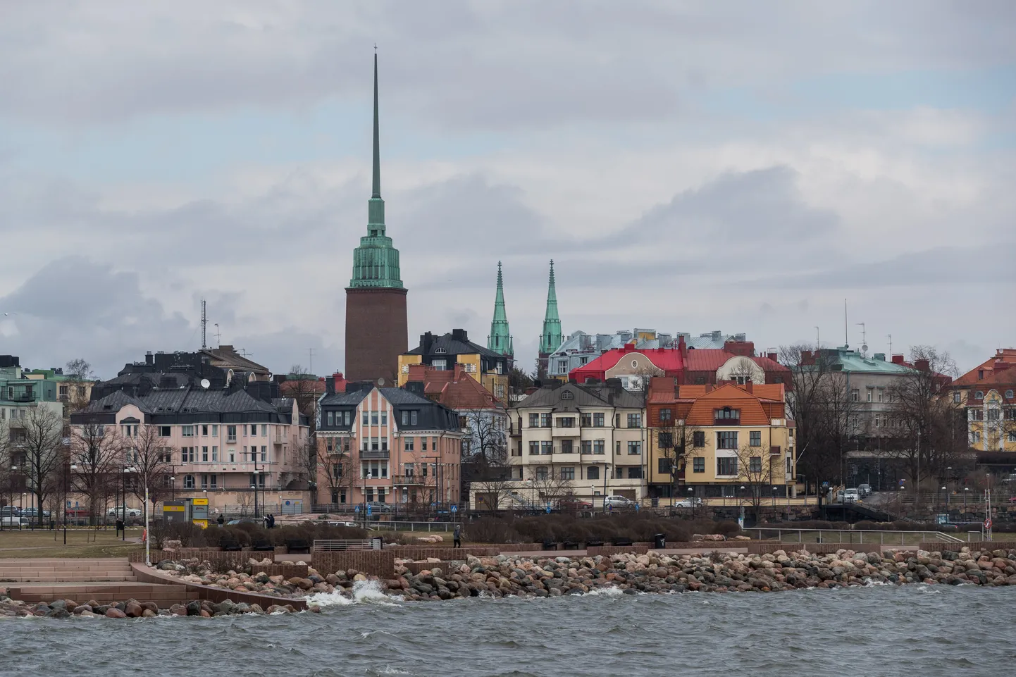 Vaade Helsingile avaliku saun-restorani Löyly juurest.