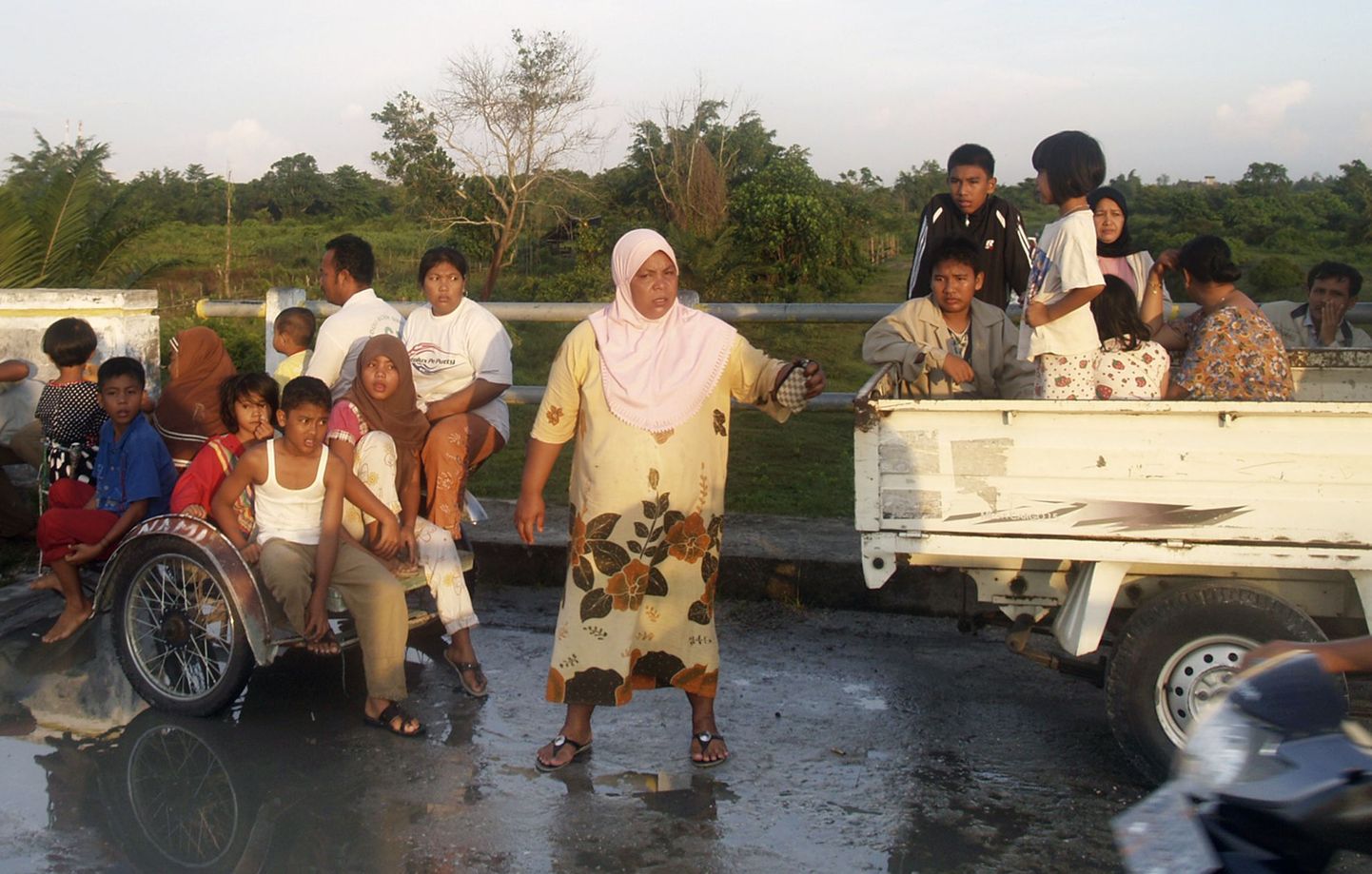 Жители провинции Ачех на Суматре покинули дома после предупреждения о возможном цунами.