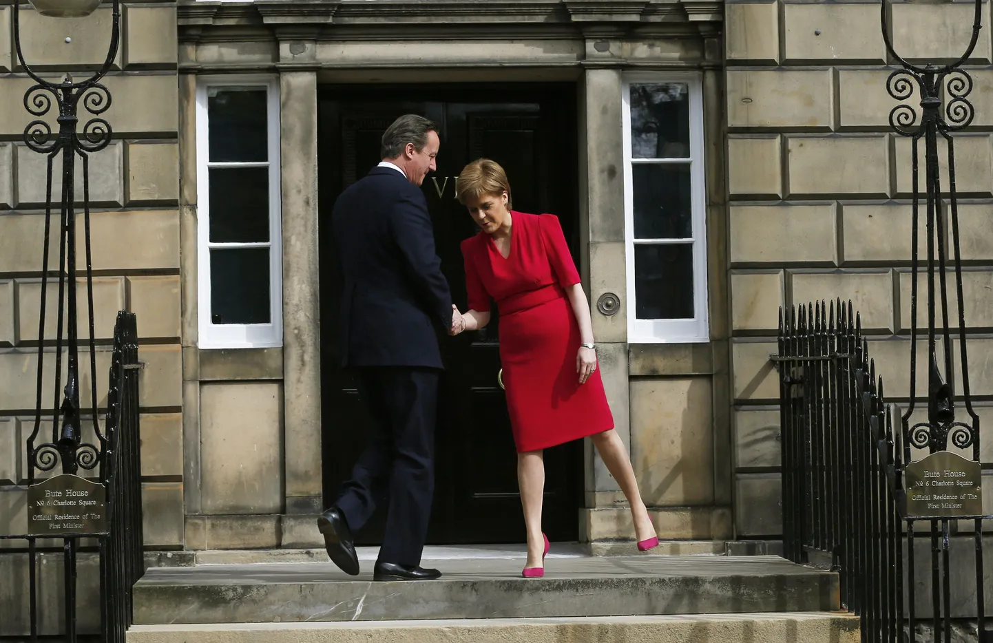 Šotimaa esimene minister Nicola Sturgeon täna Edinburghis Briti peaministrit David Cameroni tervitamas.