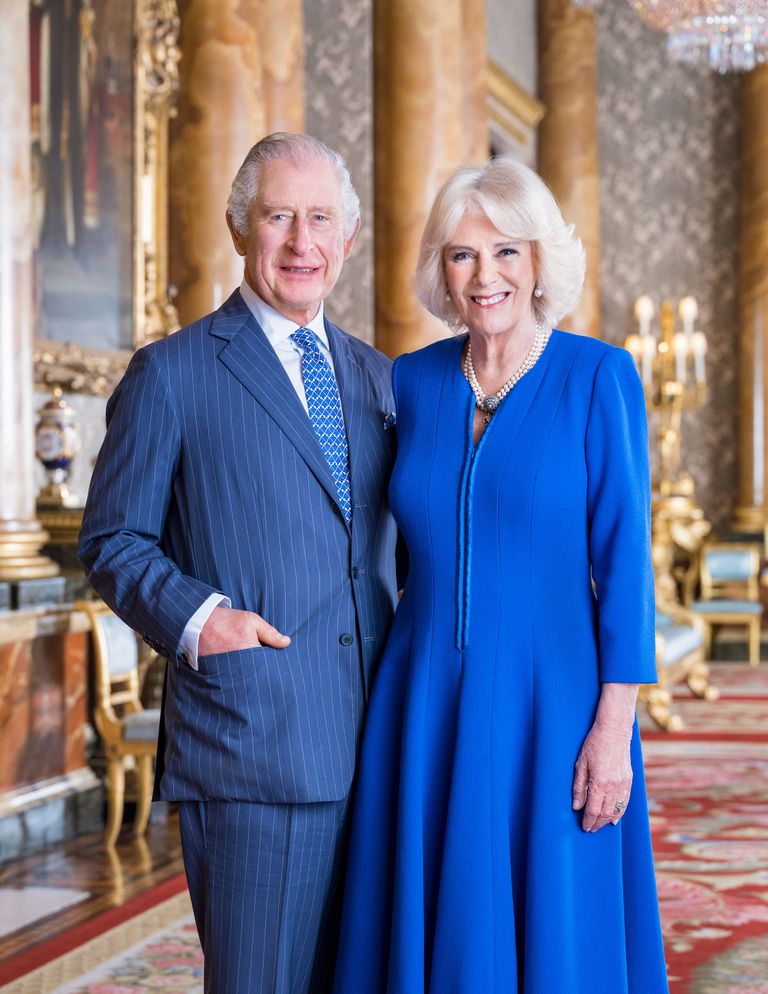Kuningas Charles III ja kuninganna Camilla Buckinghami palees.