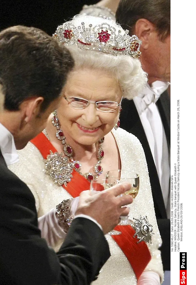 Elizabeth ll klaasi tõstmas
