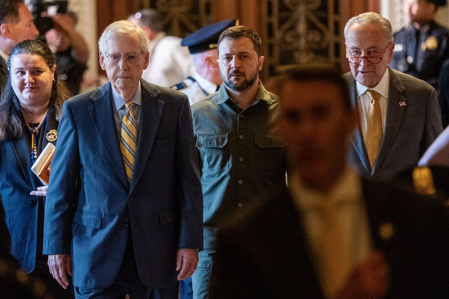 Ukraina president Volodõmõr Zelenskõi (keskel) USA Senatis 21. septembril 2023. Vasakul vähemusliider Mitch McConnell, paremat kätt demokraatide eestkõneleja Chuck Schumer.
