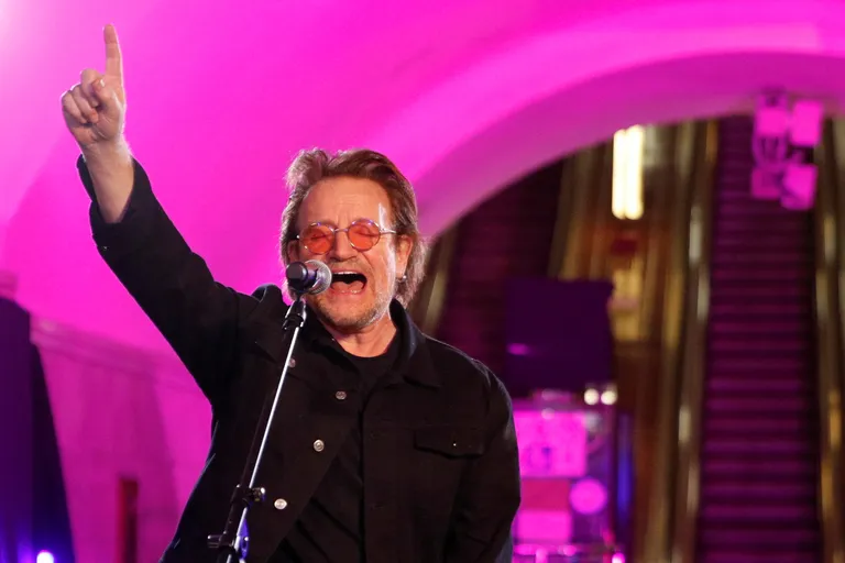Bono täna Kiievi metroojaamas laulmas.