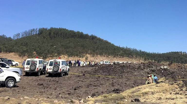 Päästetöötajad Ethiopia Airlinesi lennuki allakukkumispaigas, 50 kilomeetri kaugusel Addis Abebast