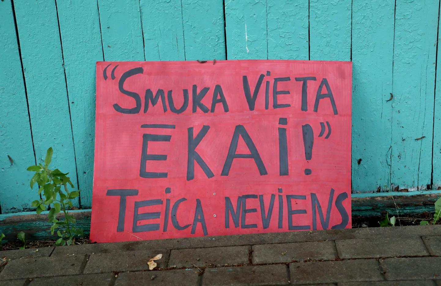 "Marsa parka" aktīvisti foto sesijas un informatīvās sapulces laikā pie bijušā velotreka "Marss", kura teritorijā plānots būvēt Valsts drošības dienesta ēku.