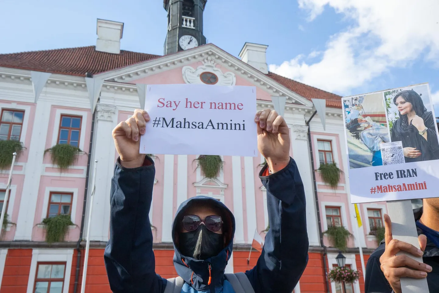 Mõni raeplatsil meelt avaldanud iraanlane oli varjanud oma näo, et hoida kurjast kodumaal elavaid lähedasi.