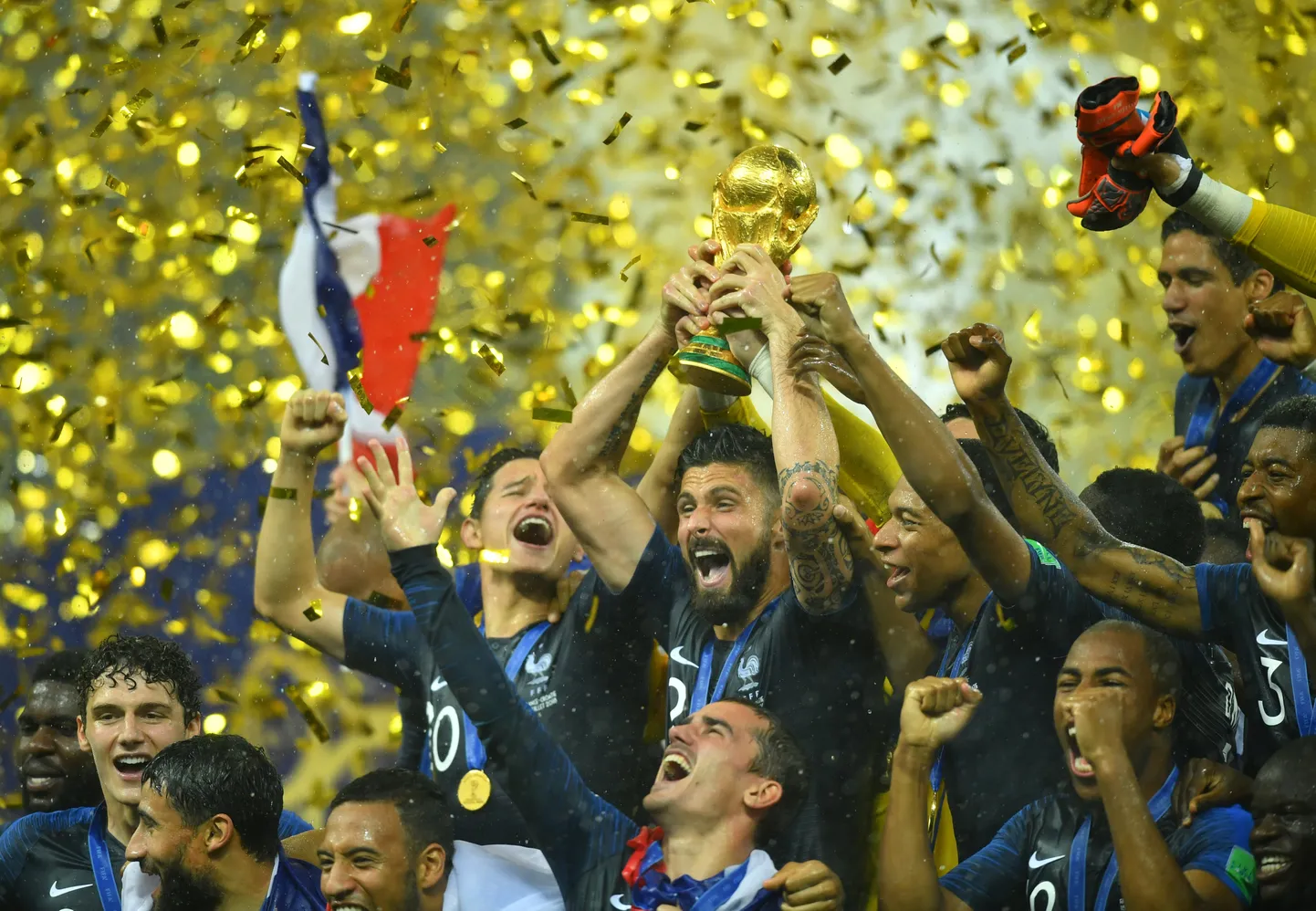 Olivier Giroud MMi võitjatrofeega. Mehe isiklik koopia auhinnast peaks lähipäevadel temani jõudma.