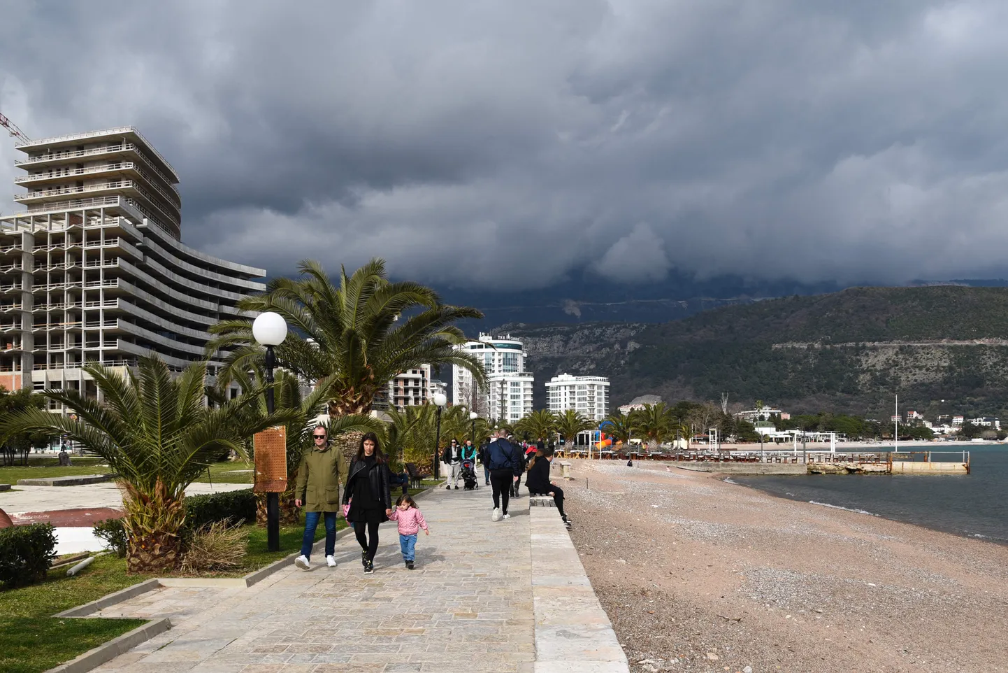Turistid jalutamas Montenegro rannikul Budvas.