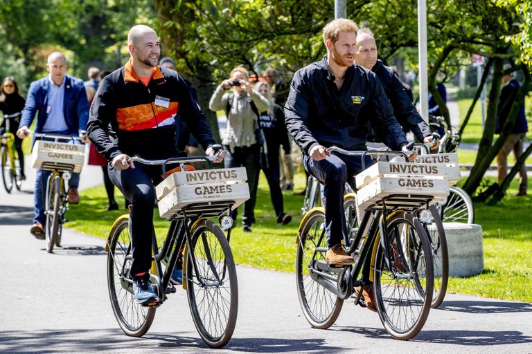 Sõjaveteran Dennis Van Der Stroom (vasakul) ja prints Harry sõitmas haagis ratastega ja reklaamimas Invictus Games mänge