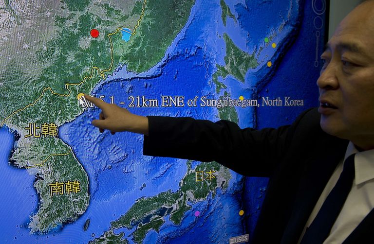 Taiwani seismoloogiakeskuse töötaja näitamas kaardil näpuga piirkonnale, kus väidetav katsetus toimus. Foto: AFP/Scanpix