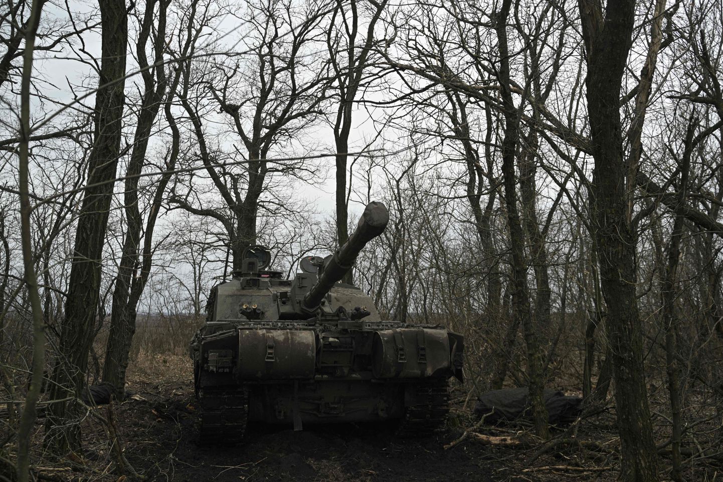 Brittide Challenger 2 on küll üks maailma vastupidavamaid tanke, kuid lahingukogemusega ukrainlased leidsid veel üht-teist, mida vaja kõpitseda nende turvalisemaks ja vastupidavamaks tegemisel. Pildil Challenger 2 Zaporižžja piirkonnas 12. veebruaril 2024.