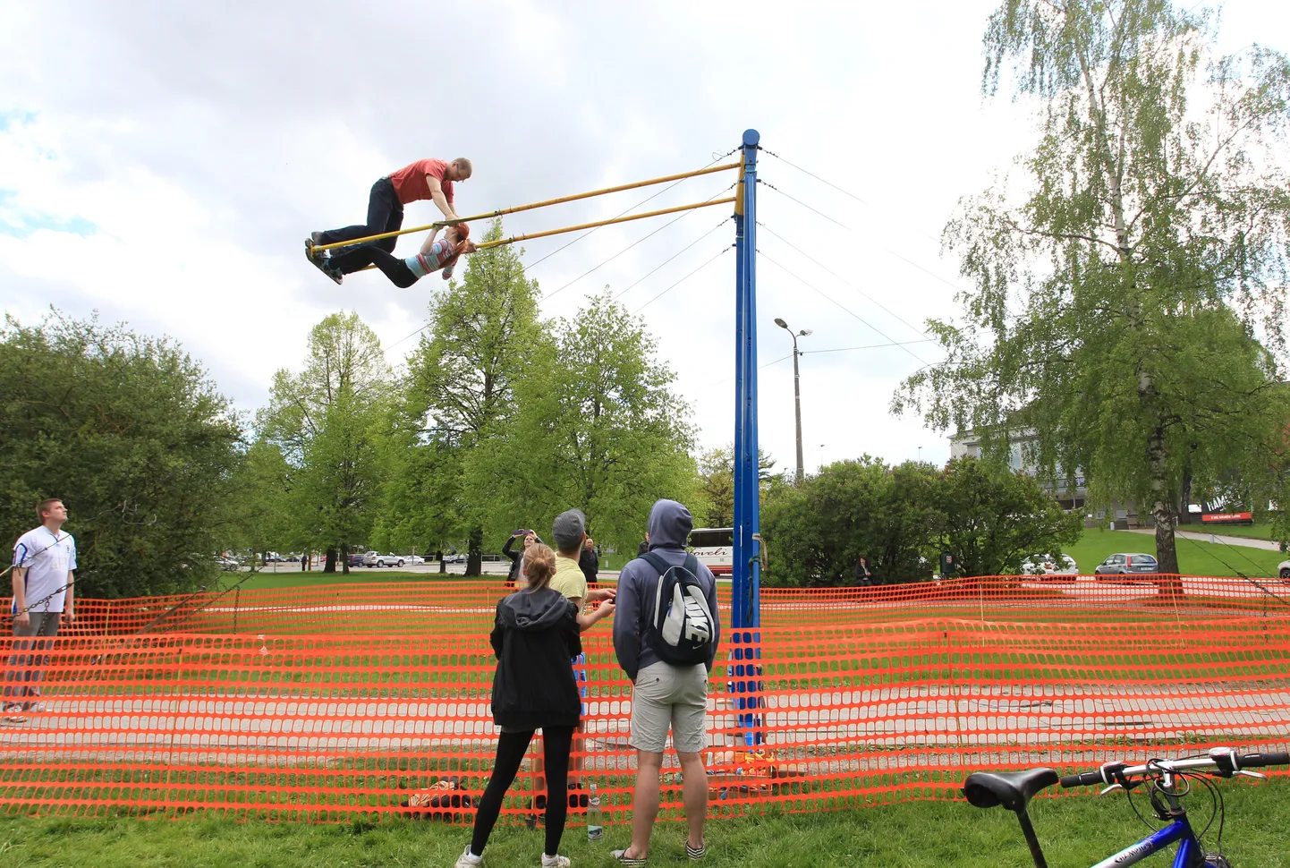 Huvilistel on Tartu kesklinnas võimalus tasuta kiikingukiigega kiikuda.
