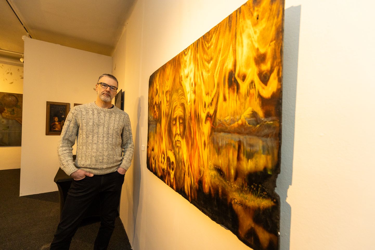 Priit Pajose kõrval on tema maal «Mägijärve ääres», mis valminud tänavu, materjaliks õlivärvid ja põletatud vineer.
