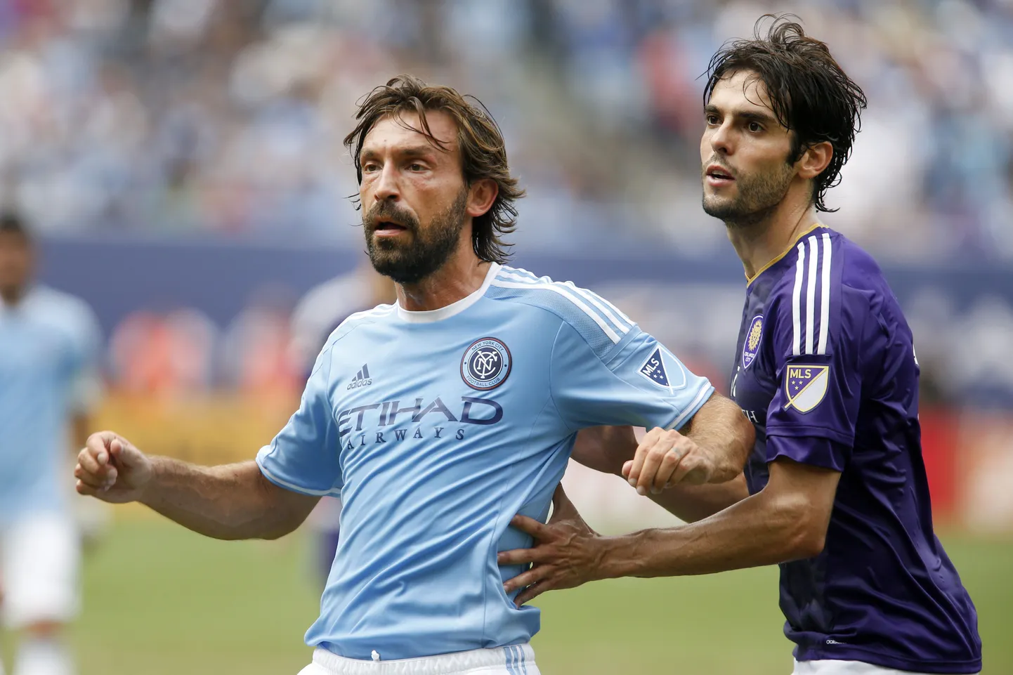 Andrea Pirlo (vasakul) ja Kaka. Kahe vanameistri palga erinevus on kolmekordne