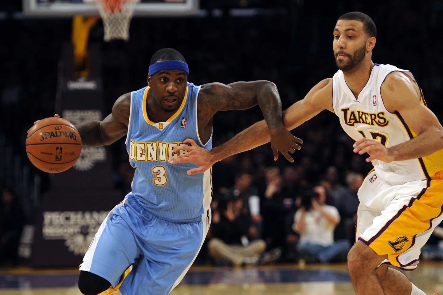 Denver Nuggets alistas NBAs suurelt Los Angeles Lakersi. Palliga Ty Lawson (vasakul).