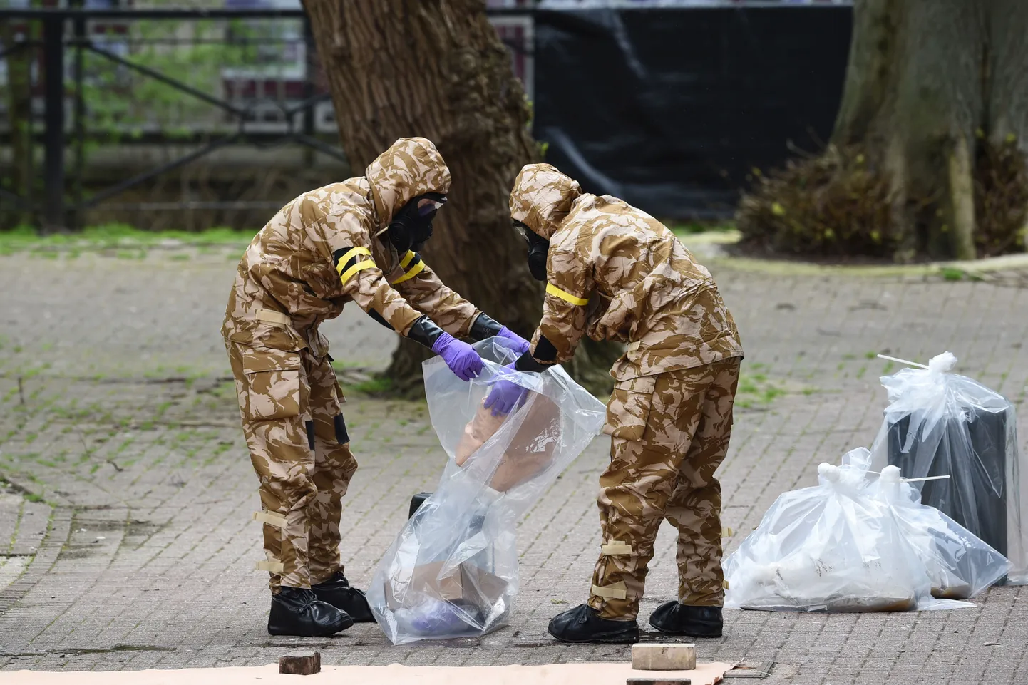 Briti sõdurid üritamas vabaneda närvimürgi jälgedest.