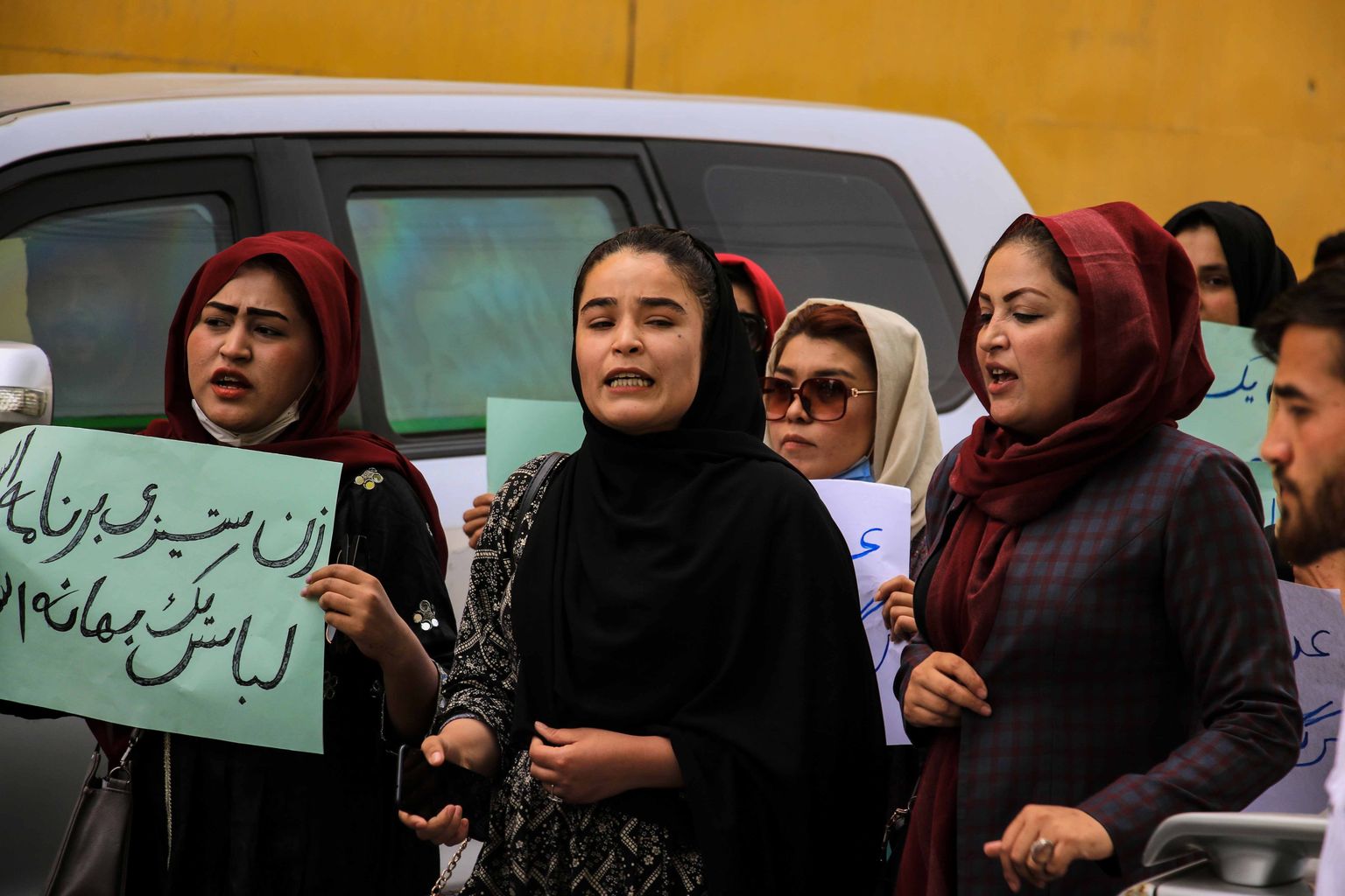 10. mail toimusid meeleavaldused, milles protesteeriti Talibani poolt kehtestatud piirangute vastu naistele.