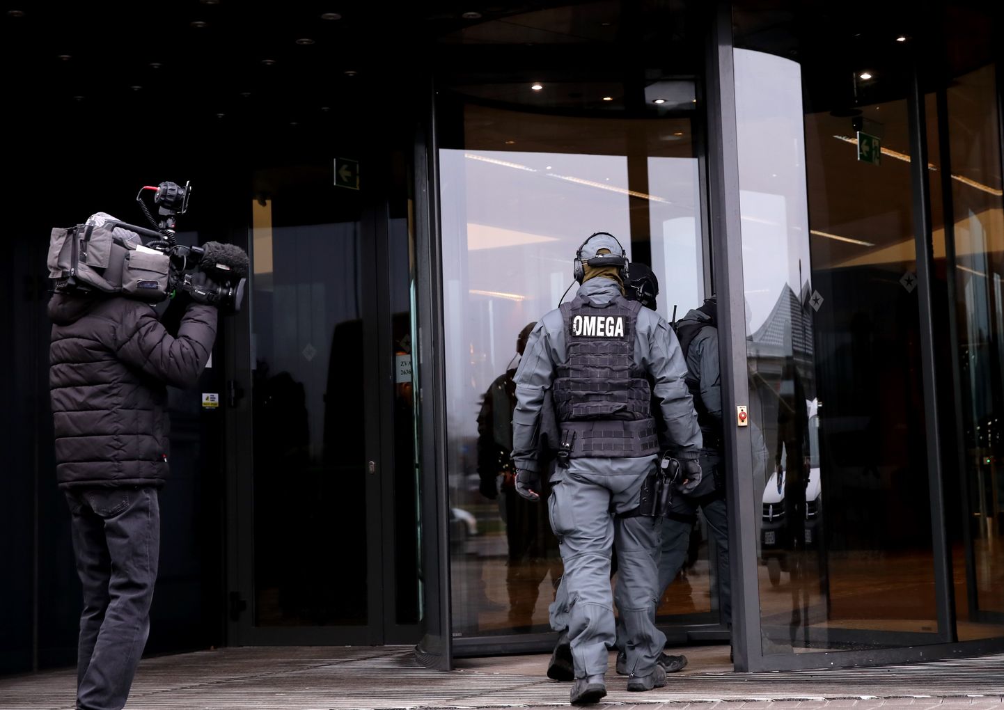 Valsts policijas pretterorisma vienības "Omega" pārstāvji ierodas likvidējamajā "ABLV Bank" centrālā ēkā Skantes ielā 7.