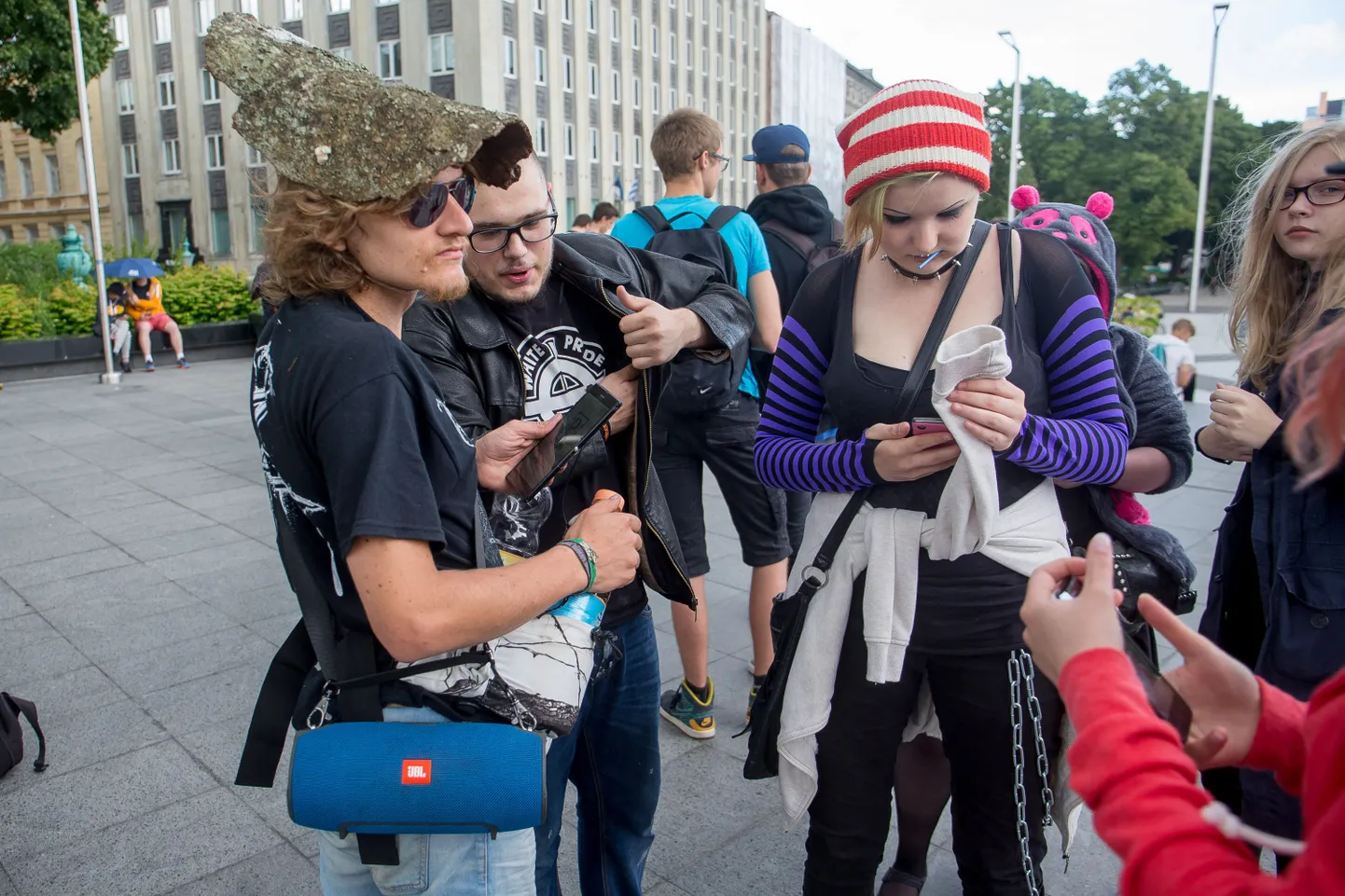 Pühapäeval kogunesid Pokemoni fännid Tallinnas Vabaduse väljakul, et üheskoos Pokemon GO-d mängida ja muljeid vahetada.
