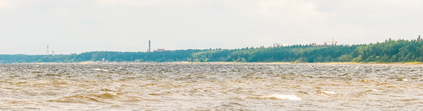 Narva-Jõesuust avanev merevaade Sillamäe linna siluetile.