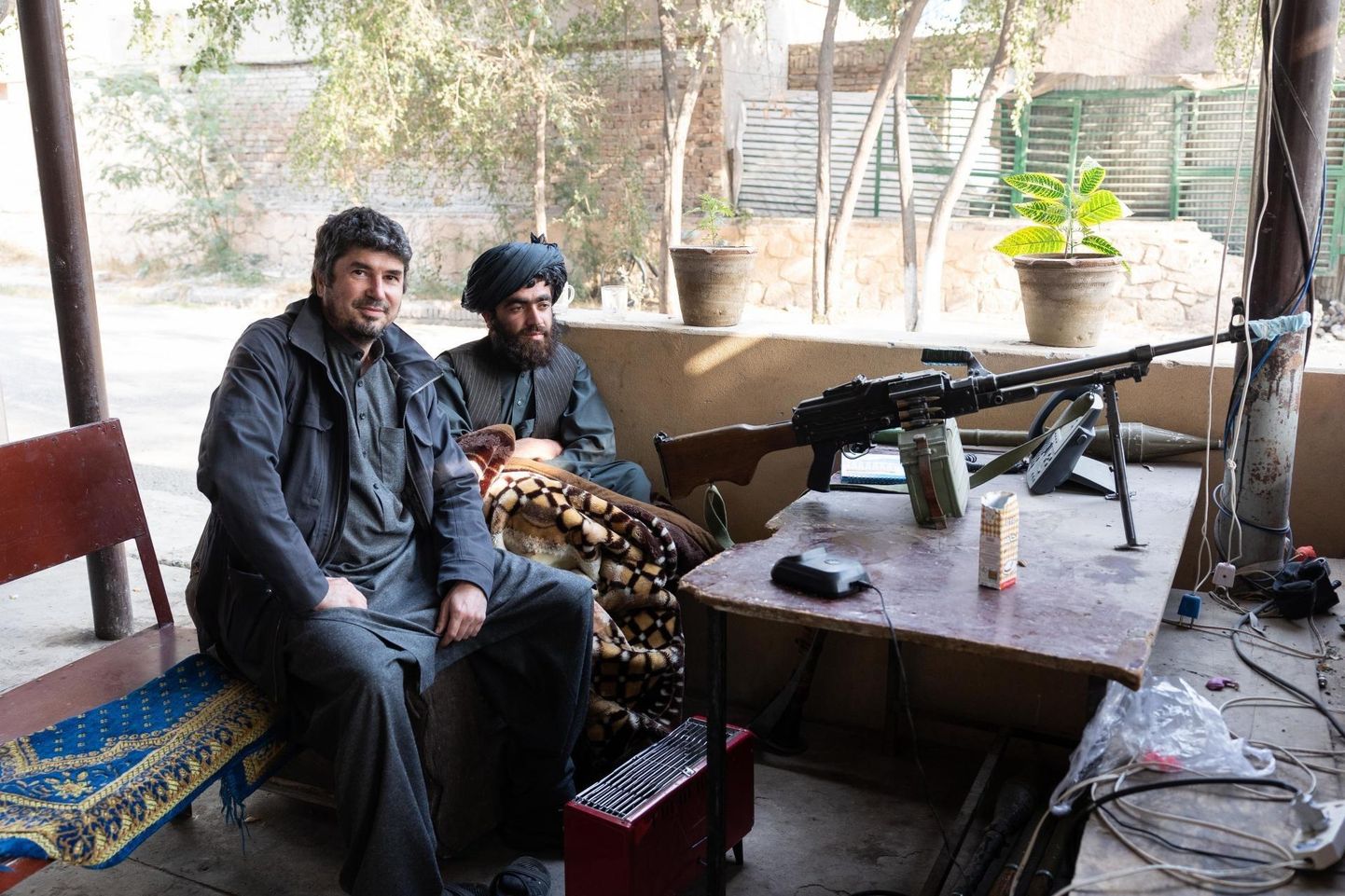 Jaanus Piirslu Jalālābādis Nangarhāri provintsi kubernerivalitsuse hoone sissepääsu automaadiga valvava Talibani võitlejaga. 