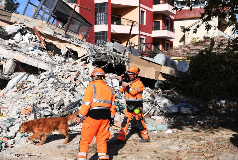 Päästetöötajad koos lõhnakoeraga otsimas Durresis majarusudest ellujäänuid ja hukkunuid