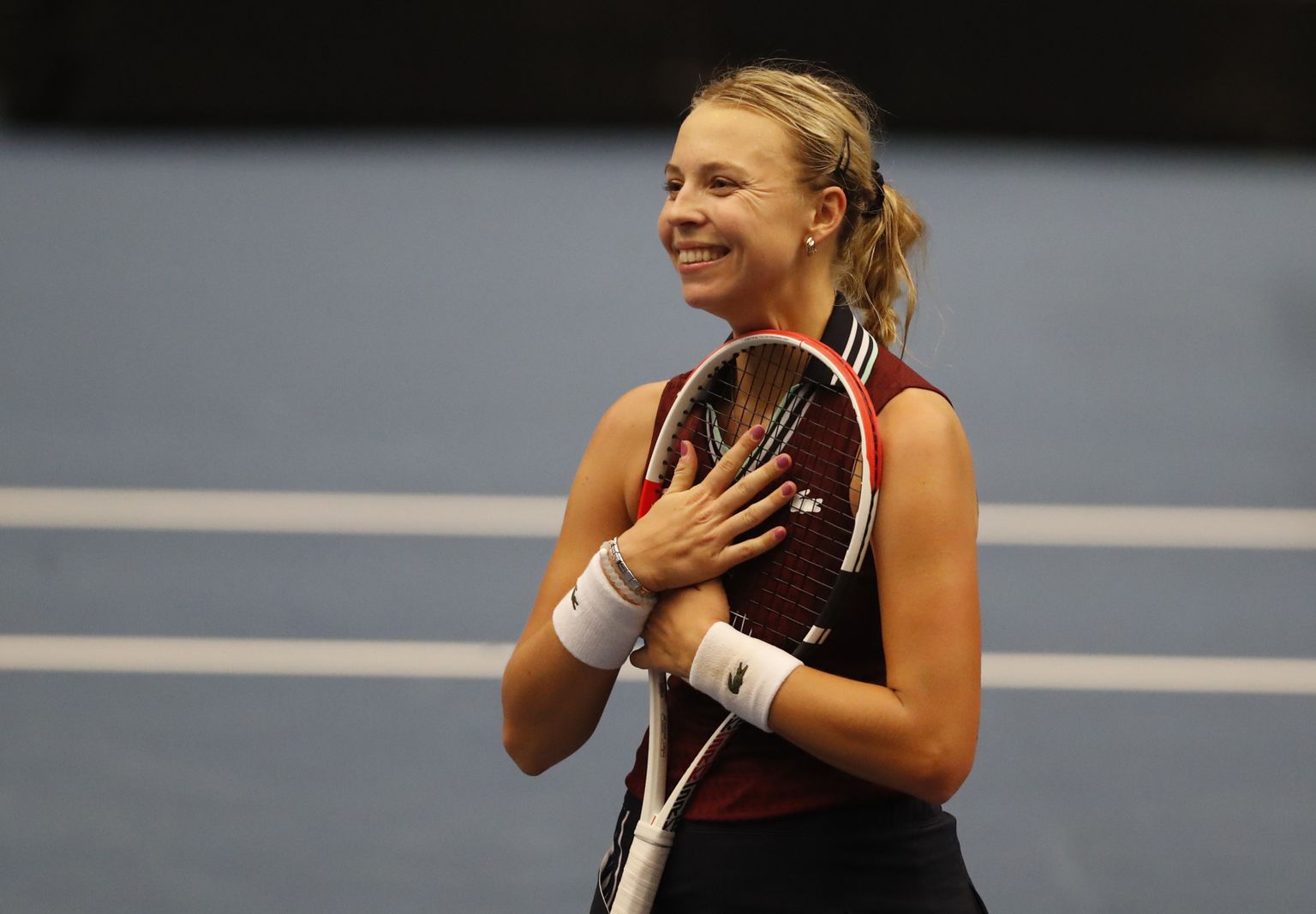 Tennisist Anett Kontaveit rõõmustamas Ostrava WTA-turniiri võidu üle.