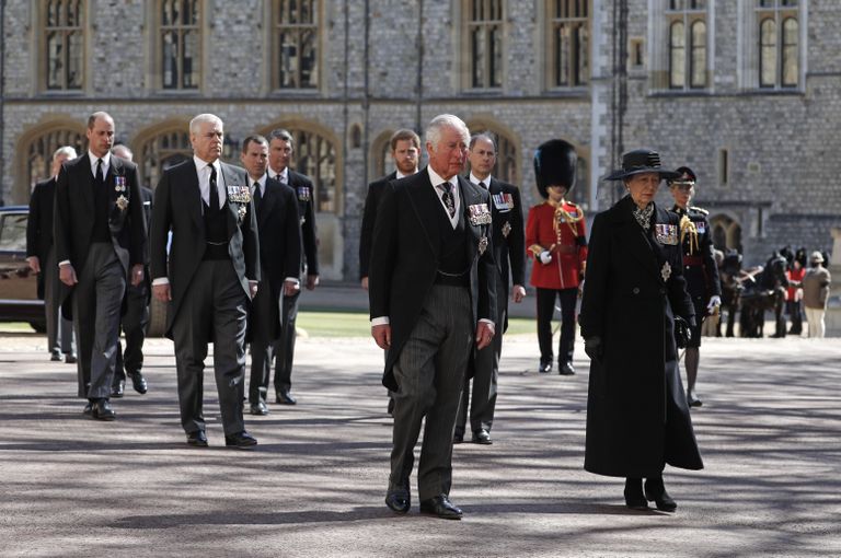 Briti kuningliku pere liikmed 17. aprillil prints Philipi matusel. Ees prints Charles ja printsess Anne. Järgnevad prints Andrew, prints Edward, prints William, Peter Phillips, prints Harry, Snowdoni krahv ja Tim Laurence