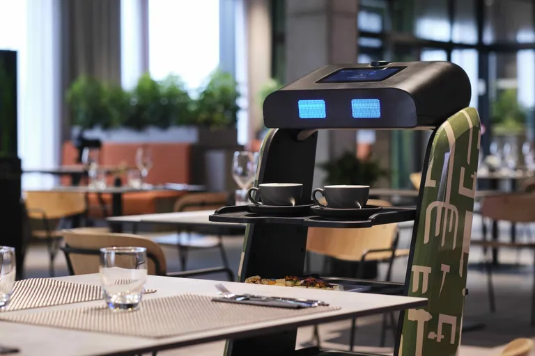 Kratiks ristitud robotteenindaja.