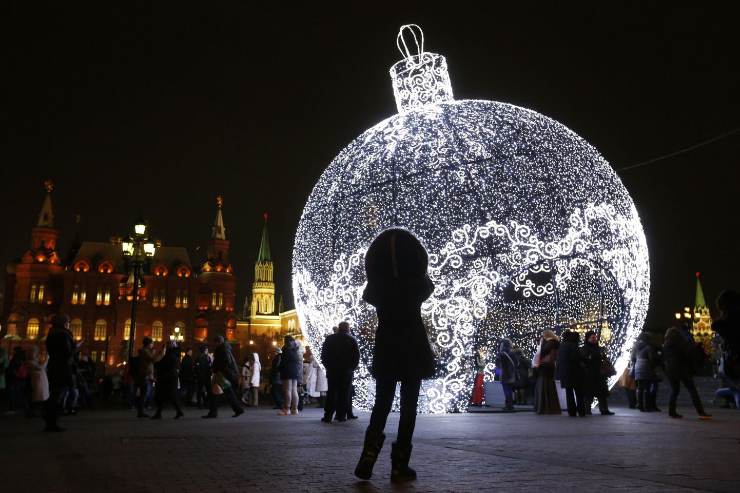 Этот гигантский рождественский шар, который являлся частью новогодних и рождественских праздничных украшений в Москве в 1014 году, занимает в Книге рекордов Гиннесса как самая большая рождественская игрушка в мире (11,5 метров в высоту).