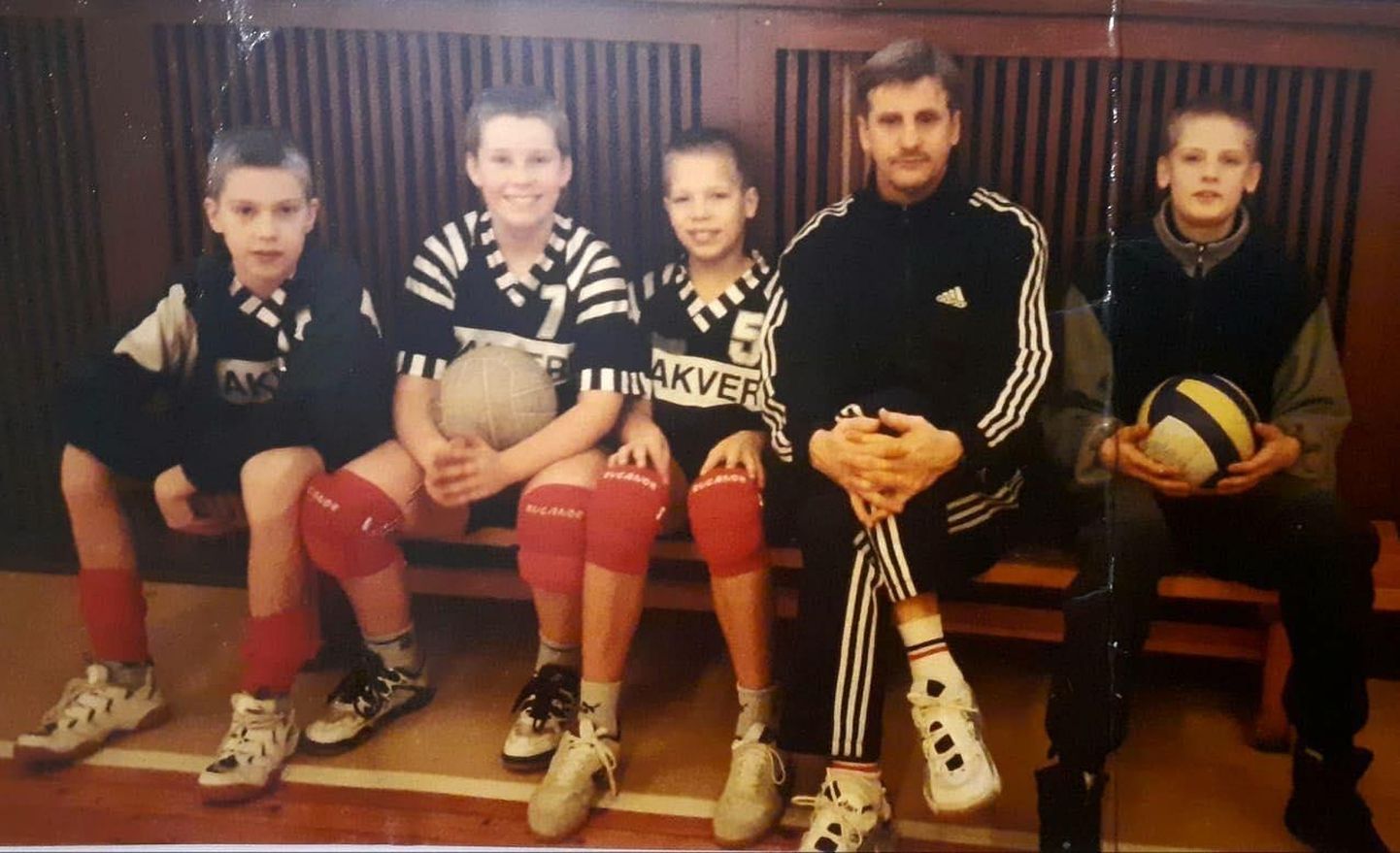 Aasta 2000, kui kõik on veel ees: reedel parimaks meesvõrkpalluriks kuulutatud rahvusmeeskonna nurgaründaja Martti Juhkami (vasakult kolmas) alustas oma karjääri treener Mati Meriranna käe alt. 