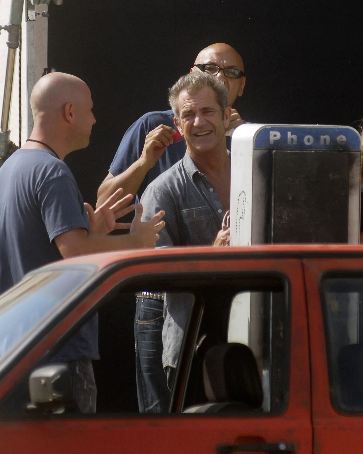 Mel Gibson(keskel)