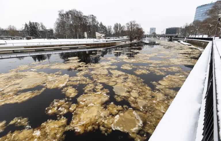 Jäälaiguline Emajõgi.