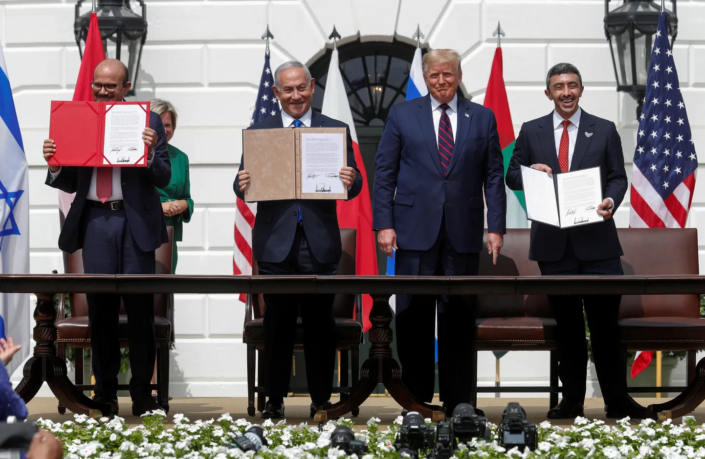 Bahreinas ārlietu ministrs Abdullatifs bin Rašids az Zajani (no kreisās), Izraēlas premjerministrs Benjamins Netanjahu, ASV prezdents Donalds Tramps un AAE ārlietu ministrs Abdulla bin Zajeds an Nahaijans.