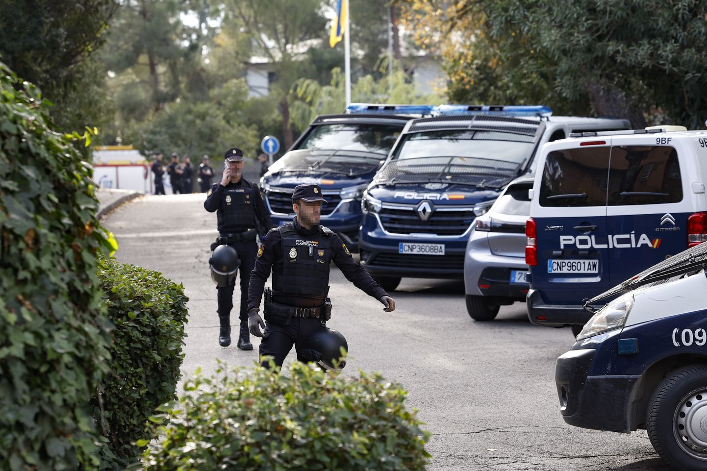 Полиция у посольства Украины в Мадриде после взрыва