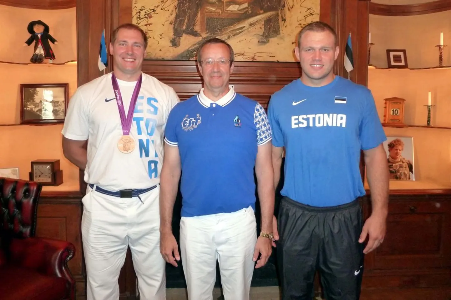 Eestile medali toonud Heiki Nabi (paremal) ja Gerd Kanter (vasakul) koos Eesti president Toomas Henrik Ilvesega