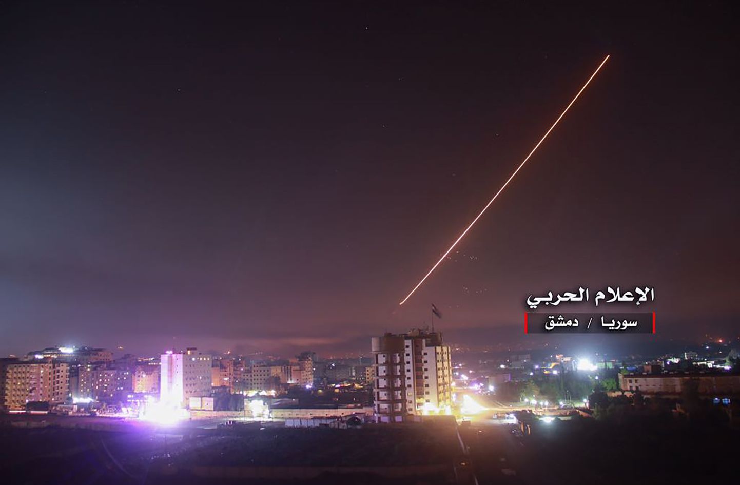 Süüria õhutõrje Damaskuses töötamas ühe varasema õhurünnaku ajal.