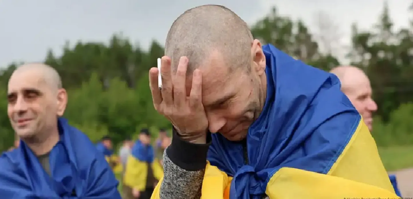 Украинские военные, вернувшиеся на родину в рамках обмена пленными между Киевом и Москвой 19 июня 2025 года
