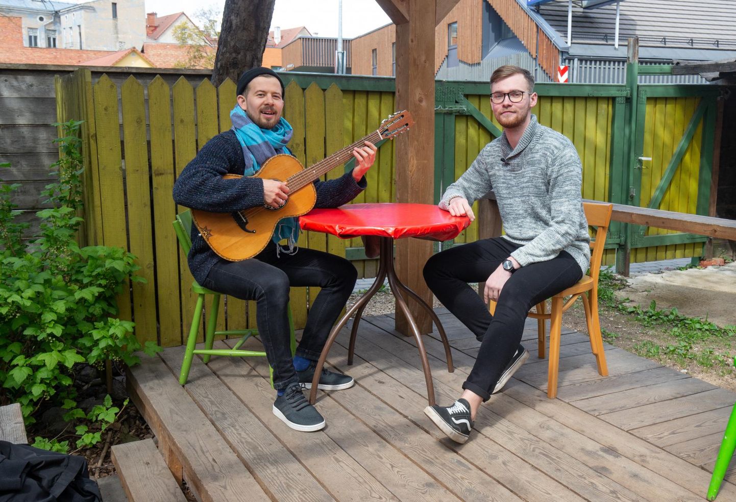 Muusik Jalmar Vabarna (vasakul) ja tudeng Silver Tõnisson on üheskoos loonud veebiplatvormi, mille kaudu saab õppida kitarri nii algaja kui ka edasijõudnud huviline.