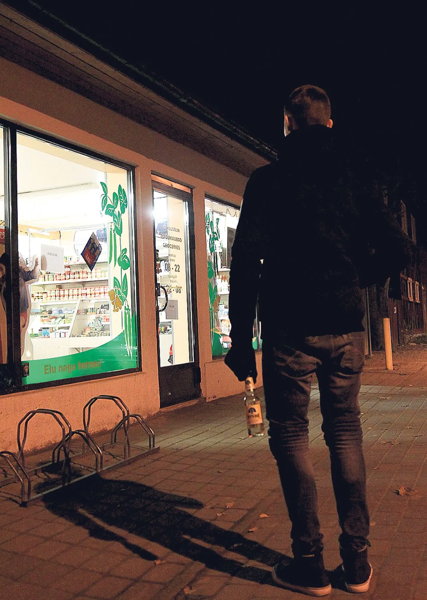 Tartu Postimees korraldas kuuajase vahega kaks testostlemist, et uurida, kas alaealised saavad osta alkohoolseid jooke. 8. oktoobril ja 2. novembril ilmunud artiklitest selgus, et esimesel korral müüsid alaealistele kraadiga jooki 14 poest üheksa, teisel korral kuuest poest kolm, viimastes sedapuhku juba teist korda.