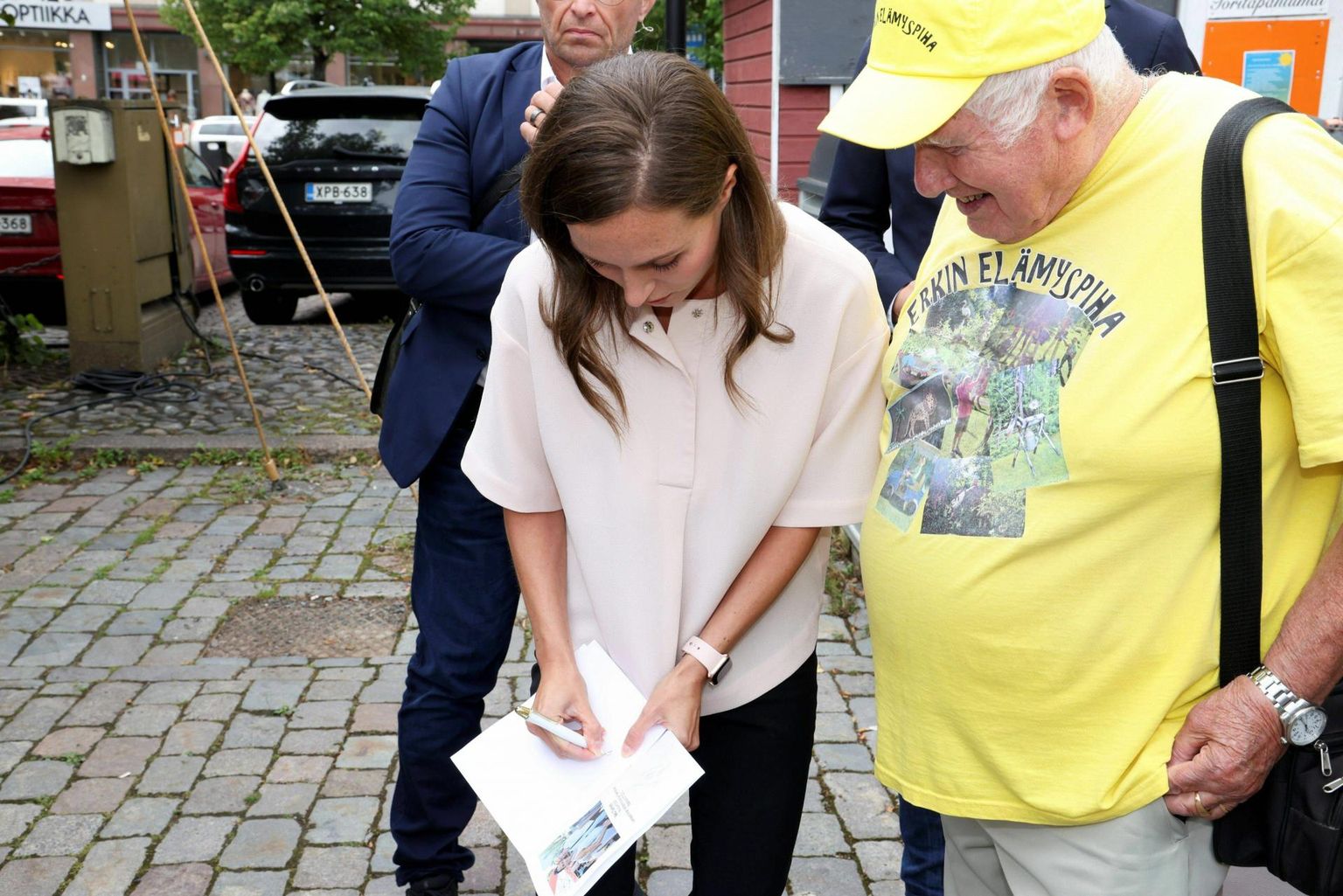 Sanna Marin annab autogrammi traditsioonilisele sotsiaaldemokraatide valijale mullu augustis partei kongressil.